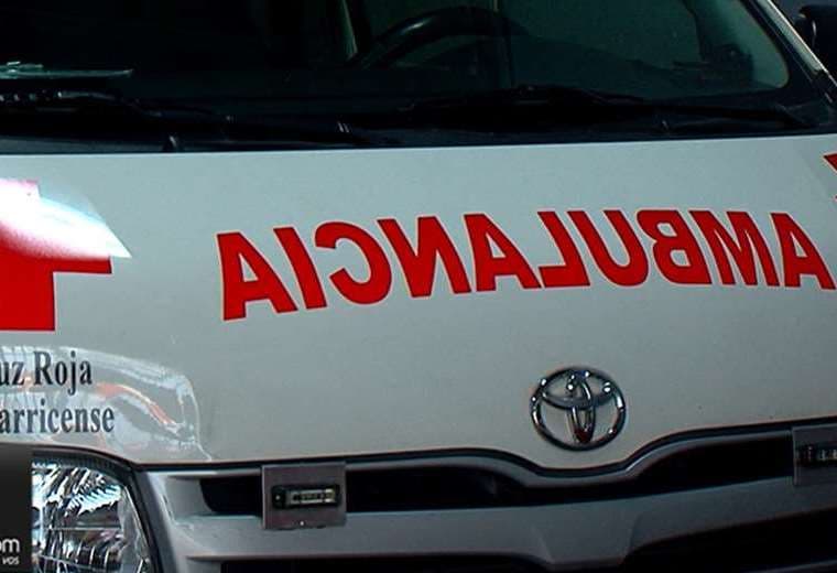 Dos jóvenes muertos y uno crítico tras chocar moto contra cerca en Hone Creek