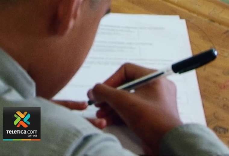 ¿Pedirá Salud un receso escolar por la crisis hospitalaria de virus respiratorios?