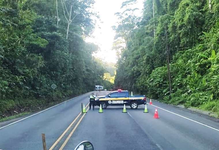 Caída de material obliga a cerrar paso por la Ruta 32