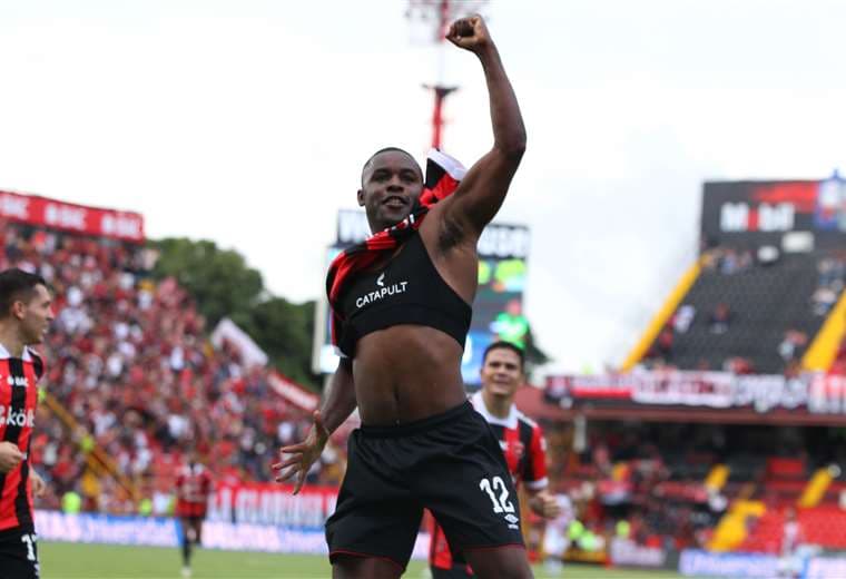 San Carlos le hace un guiño a Joel Campbell en medio de puertas cerradas
