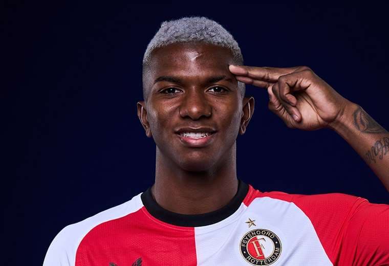 Oficial: Jeyland Mitchell salió a préstamo del Feyenoord