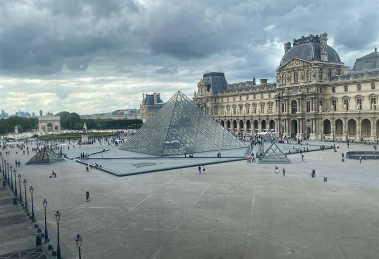 Comando encapuchado robó ocho valiosas joyas del museo del Louvre a plena luz del día