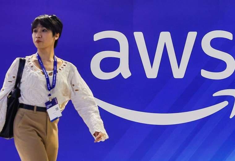 ¿Qué causó la falla global en la nube de Amazon y por qué tuvo gran impacto?