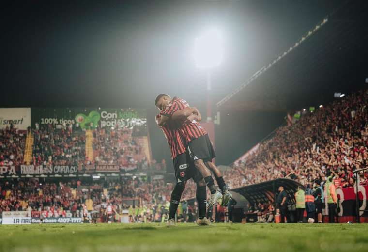 De la mano de Kenyel Mitchel, Alajuelense doblega a Saprissa en su camino a la cima