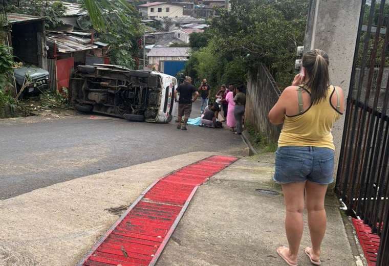 Conductora grave tras vuelco de buseta estudiantil en Cartago