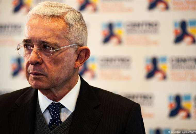 Justicia de Colombia revoca condena contra expresidente Uribe por soborno y fraude procesal