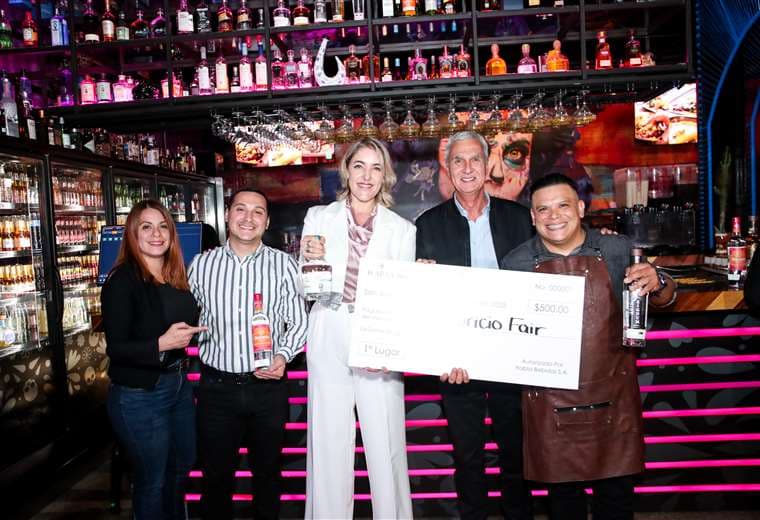 Mauricio Fair, talentoso mixólogo de Zonna Gastro, gana primera edición de Mezcal Lab 2025 