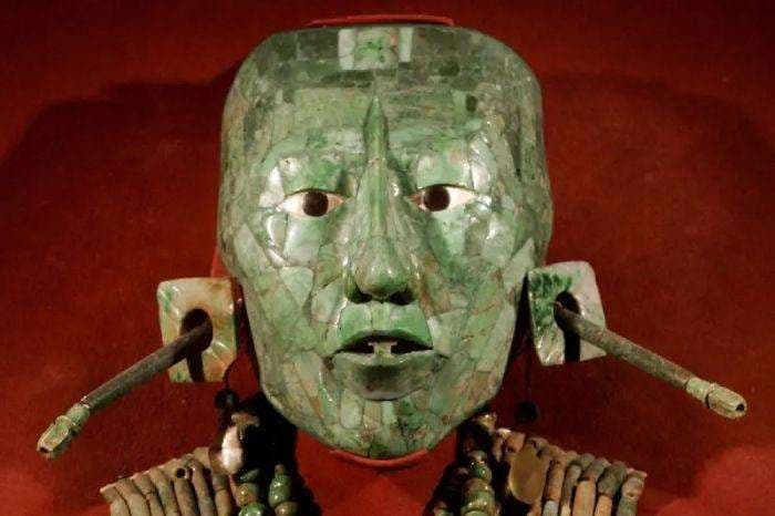 Cinco de los tesoros más valiosos del mundo que intentaron robar del Louvre y de otros museos