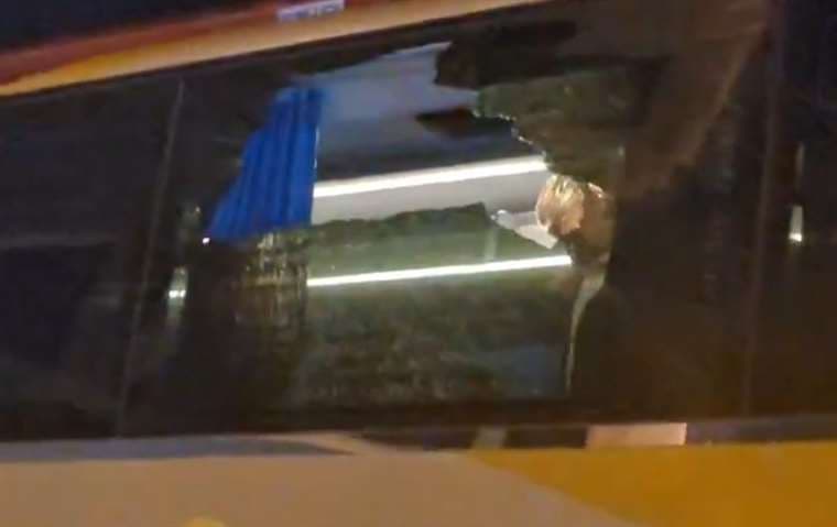 Video: Así quedó el bus que transportaba al Olimpia tras ataque en Alajuela