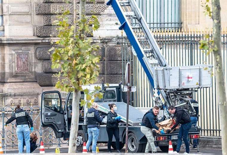 “Transportamos tus tesoros”: la campaña viral de la empresa de la escalera usada en el robo del Louvre