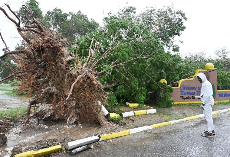 Poderoso huracán Melissa golpea Jamaica y ahora se dirige hacia Cuba