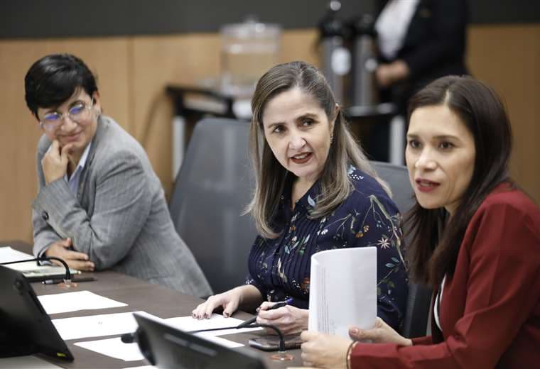 Comisión que analiza desafuero de Chaves convoca en audiencia al mandatario