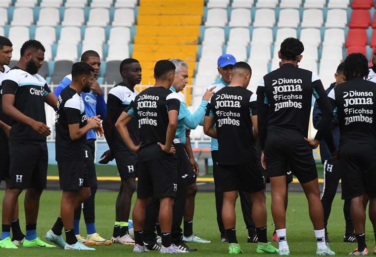 Técnico de Honduras pide "evitar triunfalismos ficticios" antes de juego ante La Sele