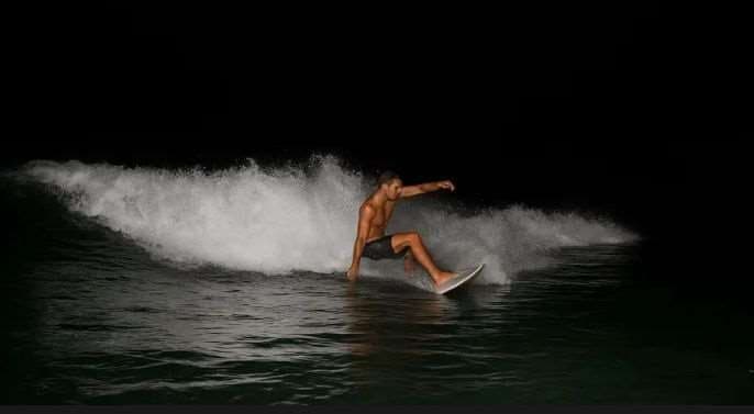 Surf nocturno está de regreso en Playa Hermosa