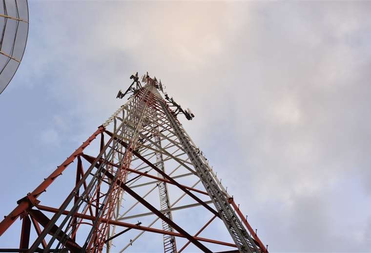 Gobierno amplía temporalmente concesión de frecuencias de radio y televisión