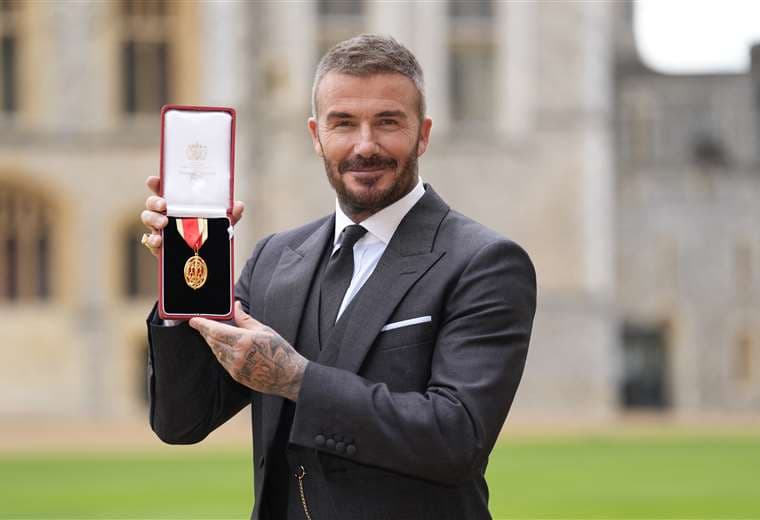 David Beckham condecorado por el rey Carlos III en una ceremonia en Windsor