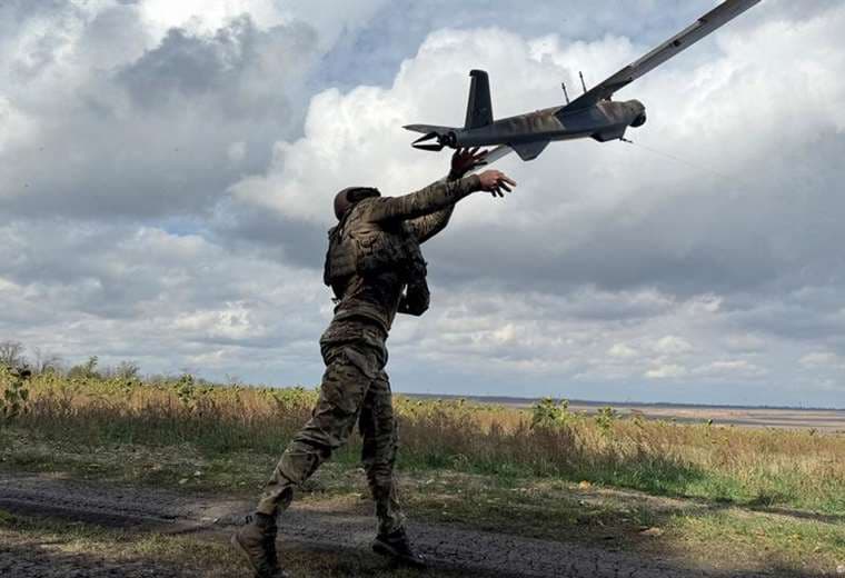 Ucrania ataca refinería rusa a más de 1500 km de la frontera