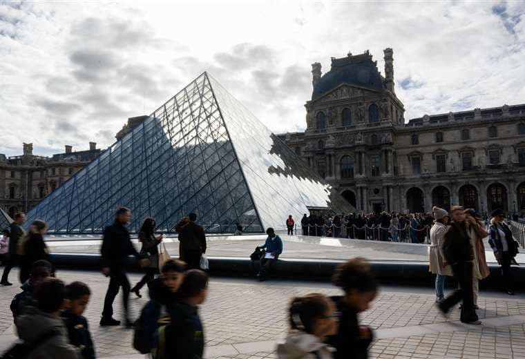 Presidenta del Louvre se compromete a modernizar el museo