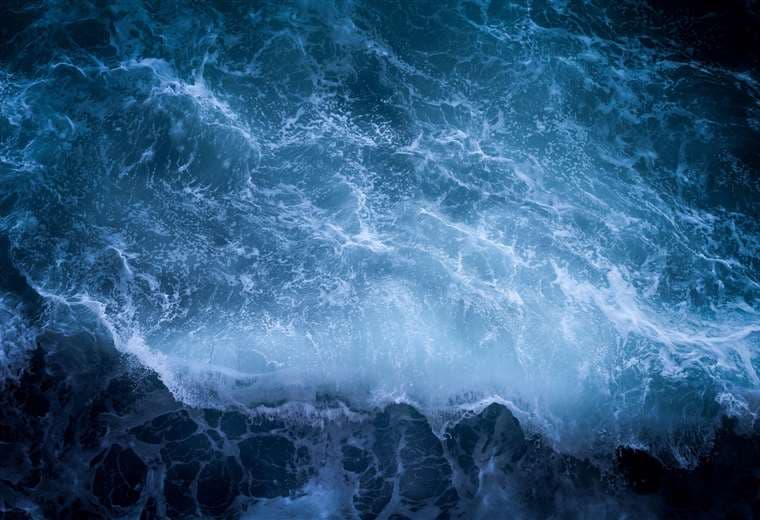 Hombre y mujer mueren tras ser arrastrados por una ola en playa Esterillos