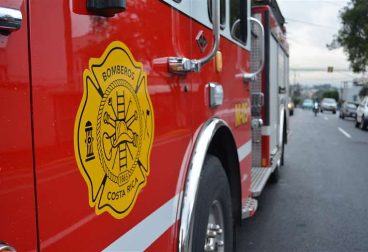 Bomberos encuentran a persona muerta mientras atendían incendio en Alajuela