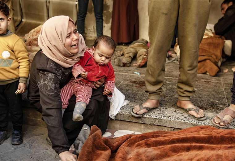 “Oímos explosiones cada 5 o 6 segundos”: Fotos retratan caos en Gaza tras ataques mortales