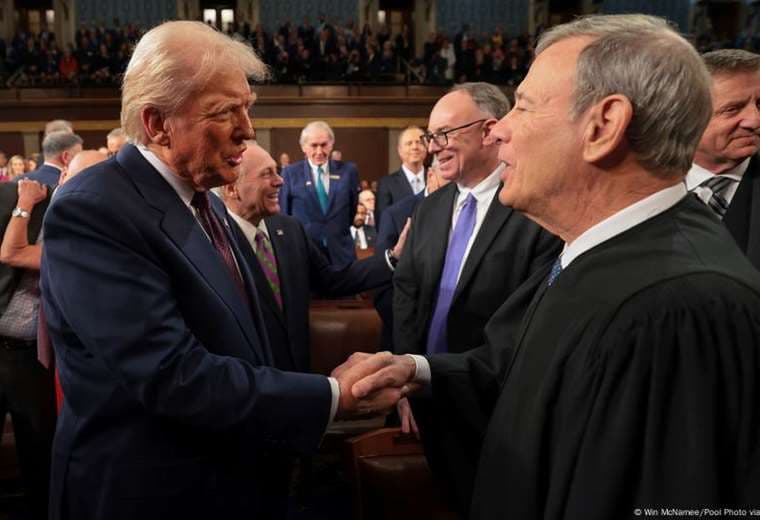 Líder de Corte Suprema reprende a Trump por pedir destitución de juez