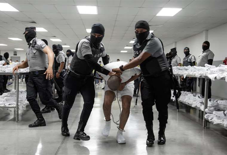 Venezuela denuncia “torturas” en megacárcel salvadoreña