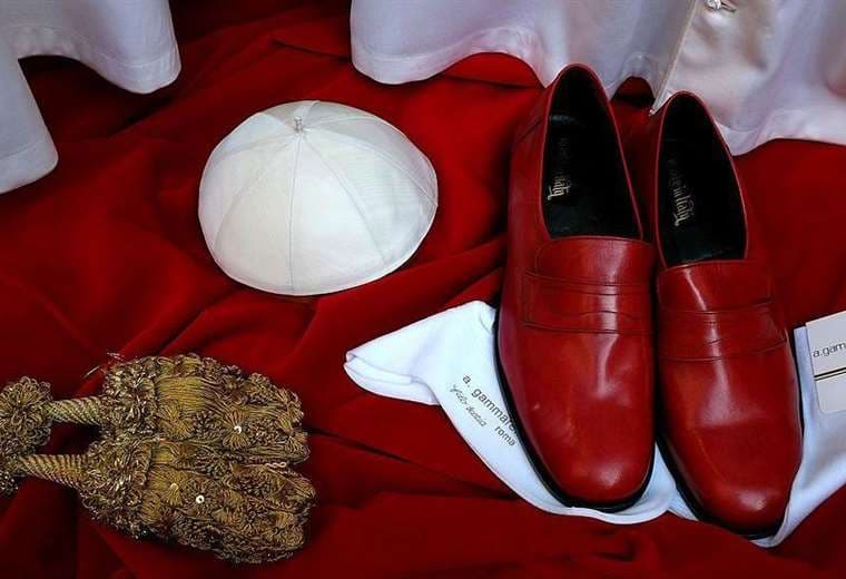 Por qué los papas usan zapatos rojos y curiosidades sobre el líder de la Iglesia católica