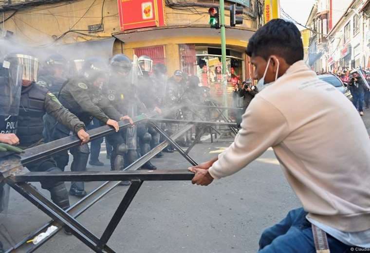 Tres policías mueren en choques con seguidores de Evo Morales que bloquean rutas en Bolivia