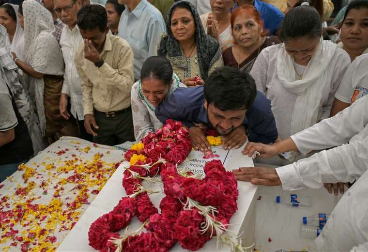 Familiares empiezan los funerales de las víctimas del accidente de Air India