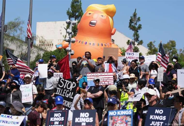 Cientos de miles protestan en EE.UU. contra el "rey" Trump