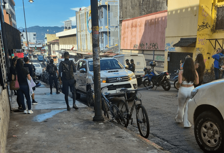 Pleito en bar de San José deja 14 detenidos, pistolas decomisadas y sangre en el piso