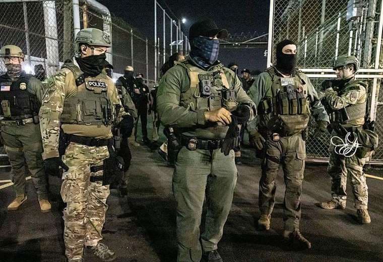 En medio de protestas, Donald Trump ordena intensificar redadas en ciudades santuario