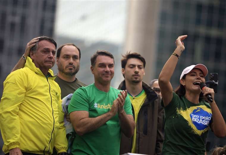 Hijo de Jair Bolsonaro acusado de espionaje ilegal en Brasil