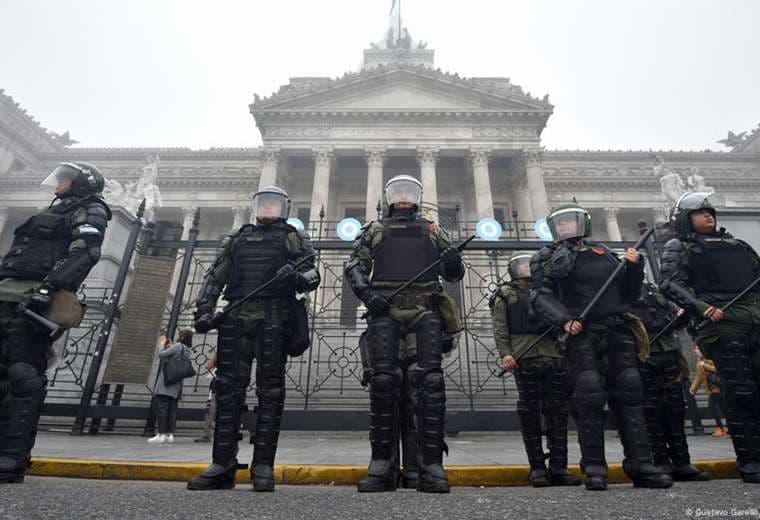 Milei habilita a Policía a hacer requisas y detenciones sin orden judicial en Argenina