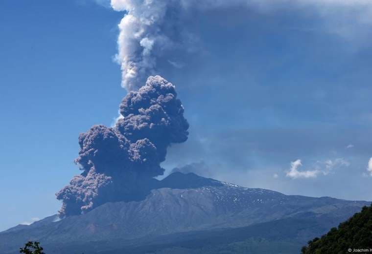 Nueva erupción del volcán Etna con coladas piroclásticas