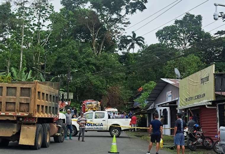 Vagoneta con asfalto caliente vuelca sobre casa y adulta mayor muere en San Carlos