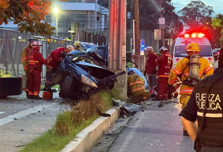 Conductor se estrella violentamente contra poste en la Sabana y muere