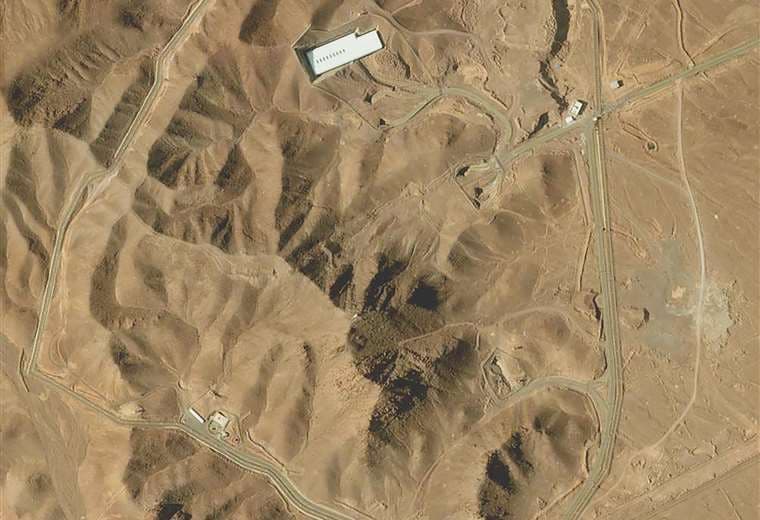 Prensa iraní confirma que sitios nucleares fueron "atacados por bombardeos enemigos"
