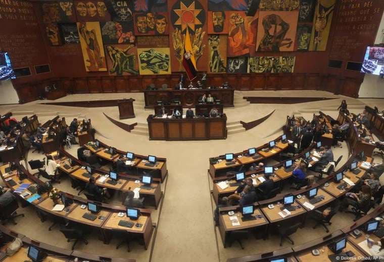 Congreso de Ecuador aprueba instalación de bases militares extranjeras
