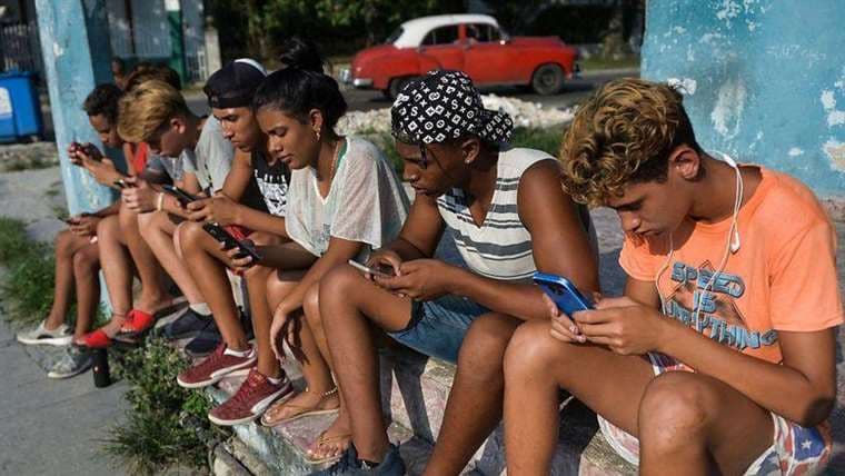 “No puedes comprar datos y comer”: la nueva crisis que estalla en Cuba