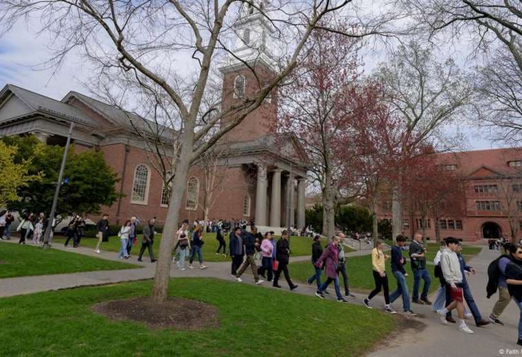 Jueza bloquea veto de Trump a alumnos extranjeros de Harvard