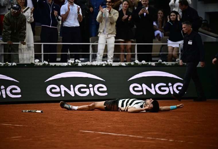 Carlos Alcaraz retuvo título en Roland Garros en final épica 