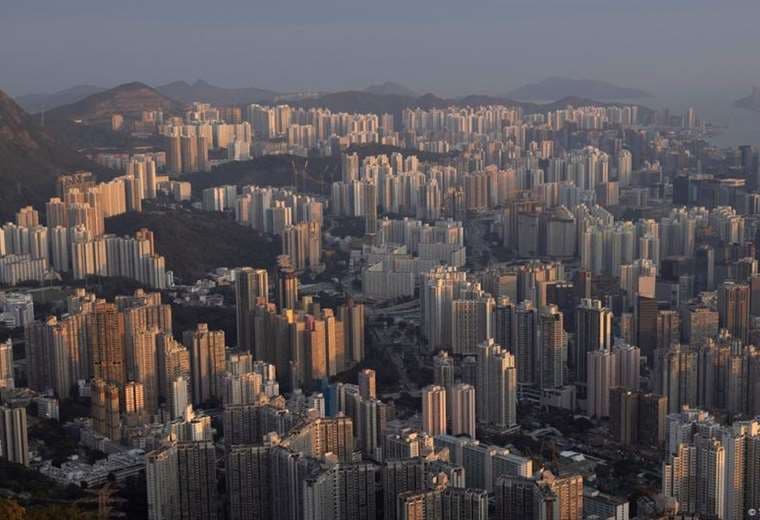 Hong Kong suspende vuelos y cierra escuelas ante llegada del tifón Wipha