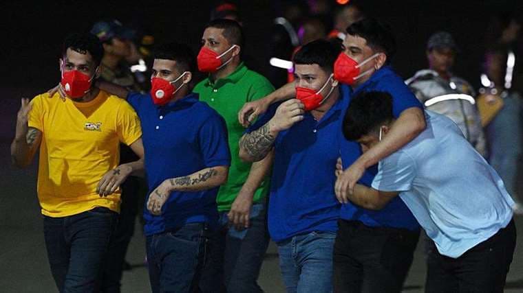 Bukele devuelve migrantes a Caracas tras canje por liberación de estadounidenses y presos venezolanos