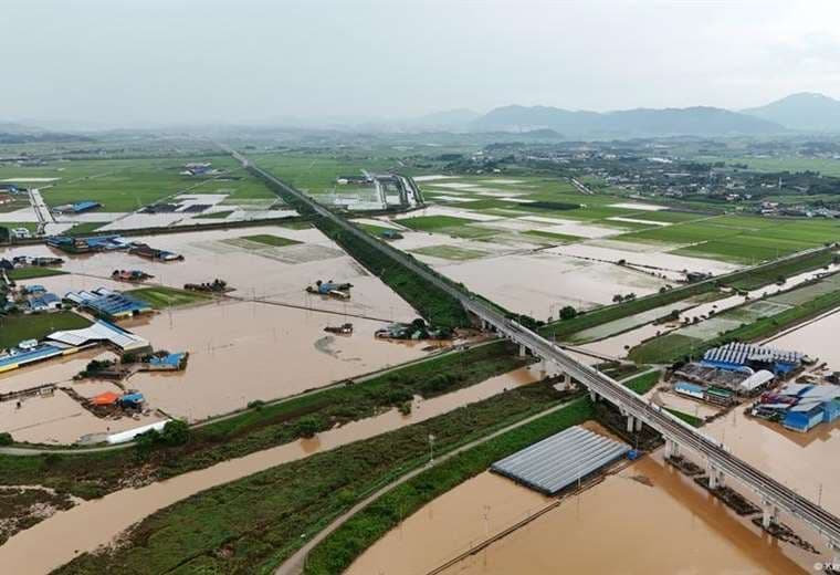 Sube a 11 la cifra de muertos por lluvias en Corea del Sur