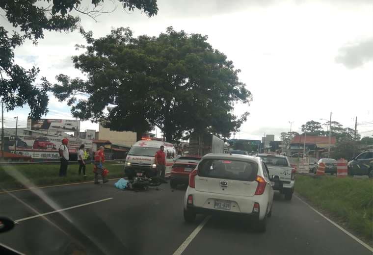 Motociclista muere tras chocar contra carro en Circunvalación