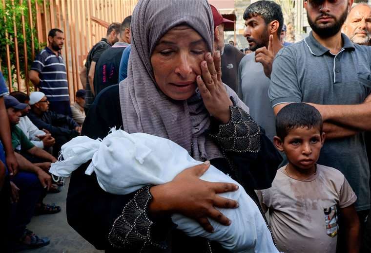 Bebés muertos por desnutrición y disparos durante reparto de comida: la desesperada situación en Gaza