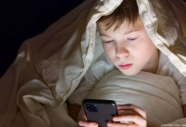 Estudio propone restringir el acceso al celular antes de los 13 años
