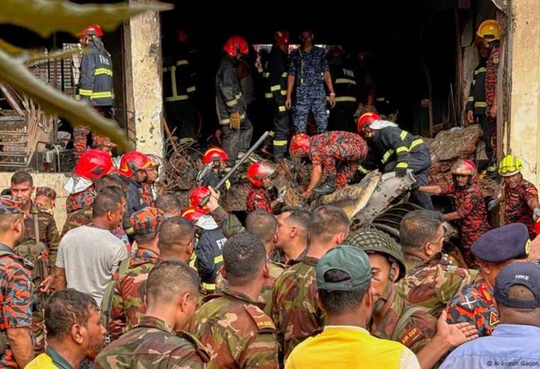Avión militar cae sobre colegio en Bangladés: hay 16 muertos y más de 100 heridos
